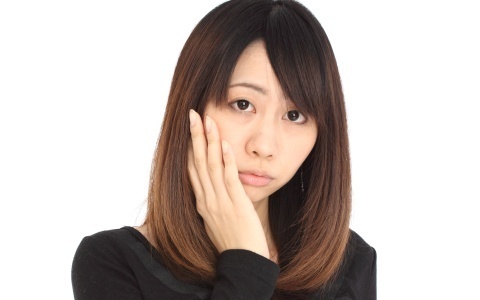 眉毛を抜くと老け顔になる？ まぶたをたるませる意外な原因とは