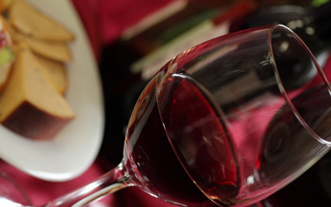 「おひとりさま飲み」は女度が下がる！？ 飲むなら家かBarどちらがよいの？