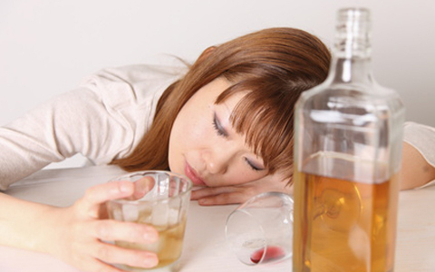 「おひとりさま飲み」は女度が下がる！？ 飲むなら家かBarどちらがよいの？