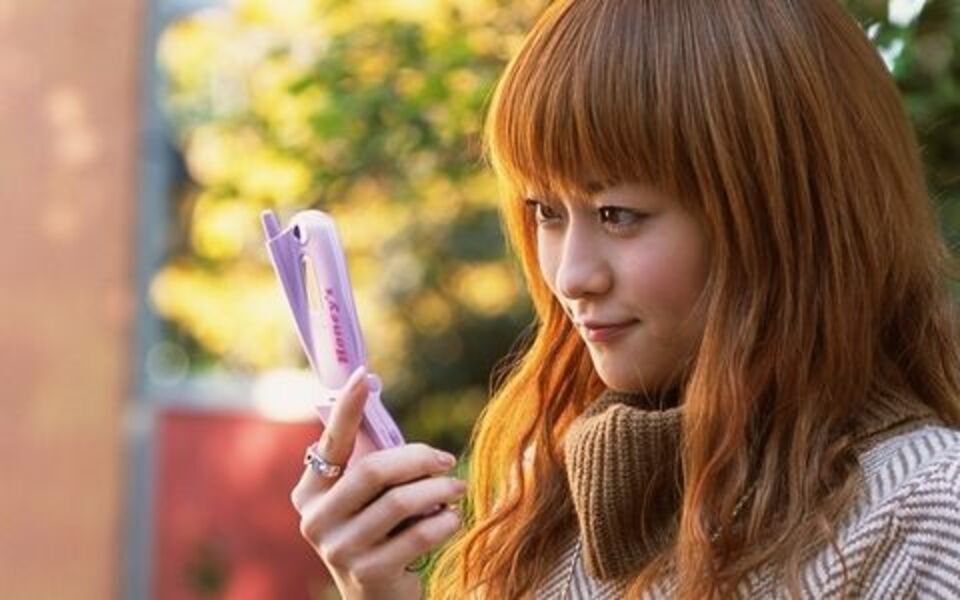イメチェンするなら脱スマホ ガラケー女子に学ぶ 男ウケ3つのコツ ウーマンエキサイト 1 2