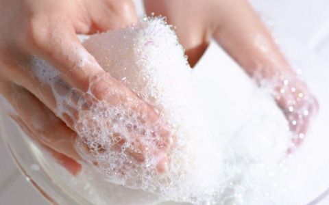 女の手を老けさせる、意外にも毎日のアレが原因