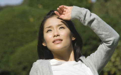 美白を目指すならUV対策は“目”から
