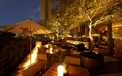 夜風に吹かれて飲むお酒は最高！　おしゃれでちょっとリッチなビアガーデンはいかが？　