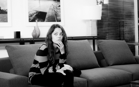 公私ともに気になる！　女優ミラ・クニスの出演映画『サード・パーソン』インタビュー