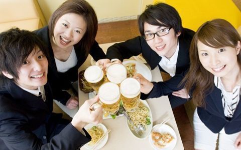 納涼会に最適な服装やお酌のマナーは？ 大人のマナー講座