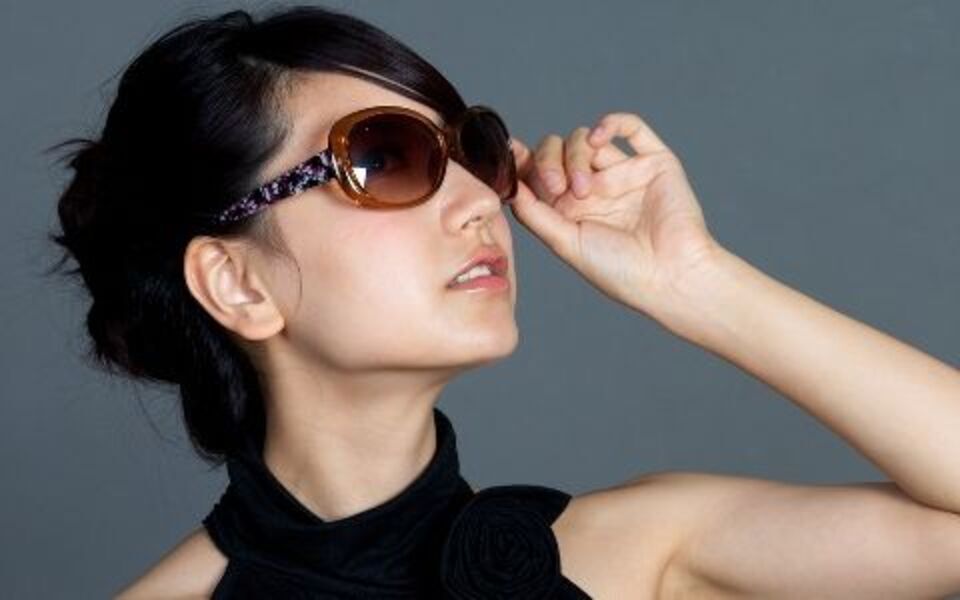 顔型別 美人度を上げるサングラスのデザイン選びの基本 ウーマンエキサイト 1 3