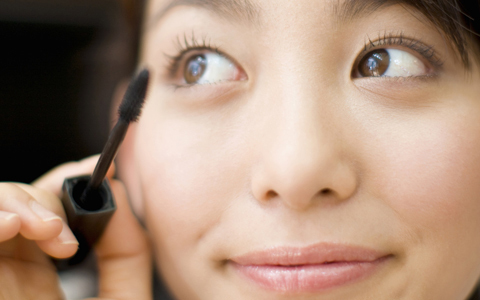 少しの手間で「見た目年齢」大幅ダウン！ 目力をアップさせる簡単テク