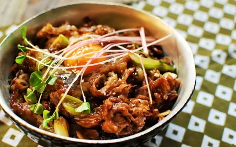 夏バテ防止レシピ「スタミナ満点！ガリバタ牛丼」