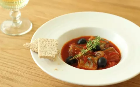 簡単！ワインに合う秋レシピ　丸ごとサンマとオリーブのトマト煮込み