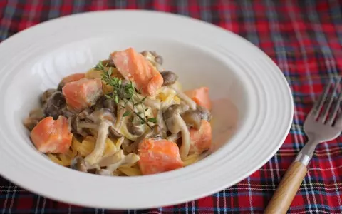 生クリームなしでOK!  ほっこり秋味・鮭とキノコの濃厚カルボナーラ