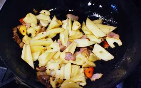 台風や大雨で家から出られない時に常備のありあわせでつくる1品 「常備菜・ベーコンとレンコンのきんぴら」