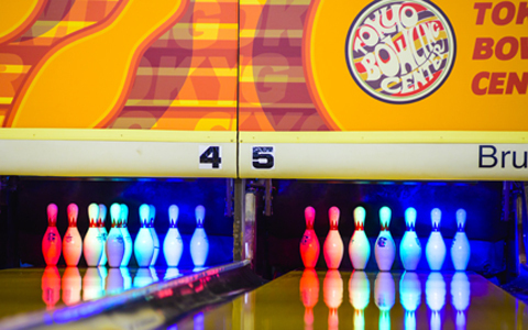 スポーツの秋！ デートテク満載のボウリングで彼のハートもストライク！