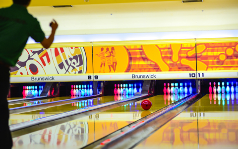 スポーツの秋！ デートテク満載のボウリングで彼のハートもストライク！