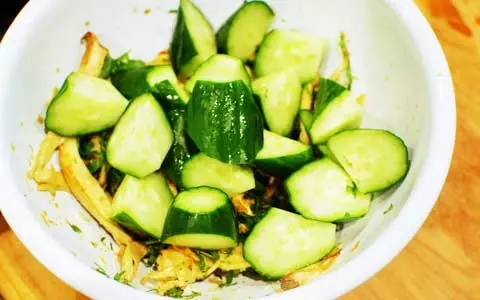 秋のダイエットレシピ「きのこのヘルシーサラダ」