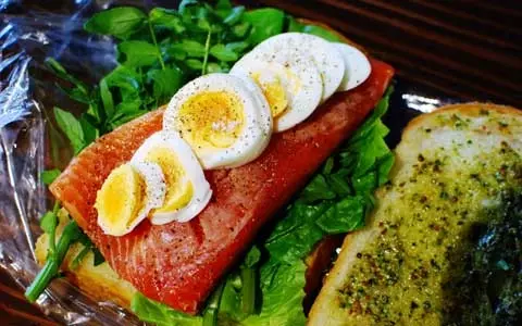 OL弁当レシピ『〆サーモンのジェノベ風サンドイッチ弁当』