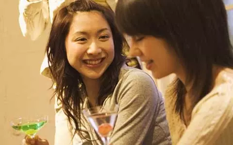 合コンで定番の甘いカクテルはNG!?　合コンで飲むべきお酒とは