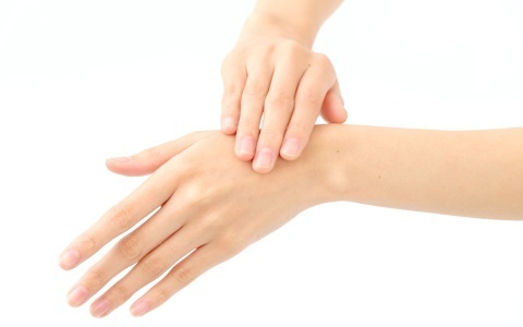 塗り方を間違えると効果ダウン　ハンドクリームの正しい使い方