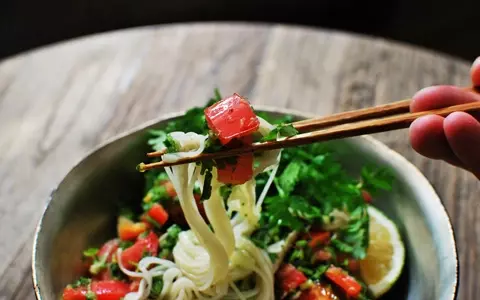 エスニック風　おろしきゅうり冷麺