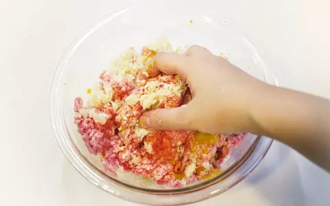 肉好きな彼に喜ばれる! 油で揚げないチーズかぼちゃメンチ