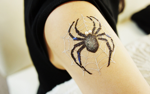 予想以上の美しさ！ 素肌にキラキラ輝く「ボディジュエリー」講座を体験