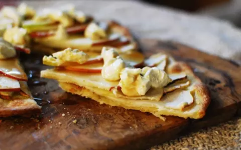 生と焼きの両方の食感が楽しめるデザート「りんごピザ」