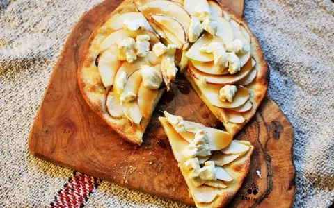 生と焼きの両方の食感が楽しめるデザート「りんごピザ」