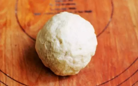 生と焼きの両方の食感が楽しめるデザート「りんごピザ」