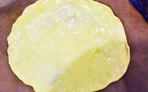 生と焼きの両方の食感が楽しめるデザート「りんごピザ」