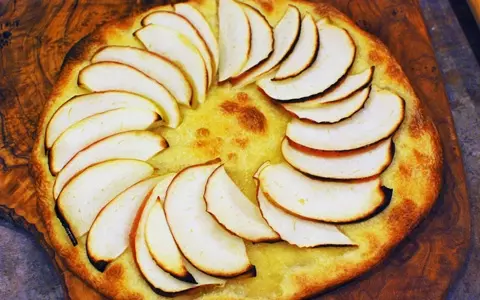 生と焼きの両方の食感が楽しめるデザート「りんごピザ」