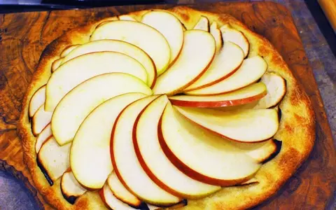 生と焼きの両方の食感が楽しめるデザート「りんごピザ」