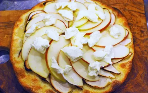 生と焼きの両方の食感が楽しめるデザート「りんごピザ」