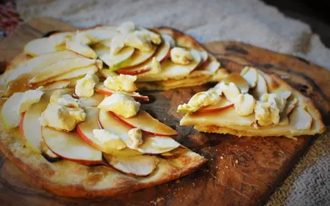 生と焼きの両方の食感が楽しめるデザート「りんごピザ」