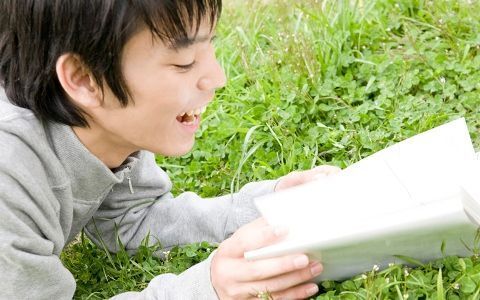 草食系男子が気になるあの子にしている好意の見せ方4つ