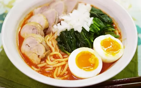 野菜たっぷり！ 体も温まる、チャーシュー入りトマトラーメン