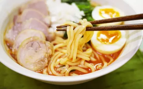 野菜たっぷり！ 体も温まる、チャーシュー入りトマトラーメン