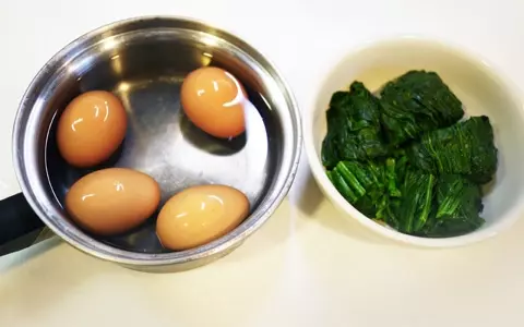 野菜たっぷり！ 体も温まる、チャーシュー入りトマトラーメン