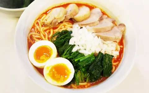 野菜たっぷり！ 体も温まる、チャーシュー入りトマトラーメン