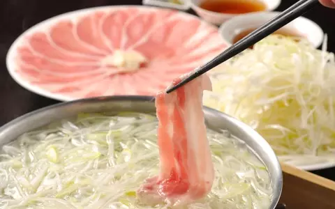 秋味限定メニューに舌鼓！ マンゴーの入った特製だれで味わう霧島黒豚しゃぶしゃぶ・せいろ蒸しの美味しさは？