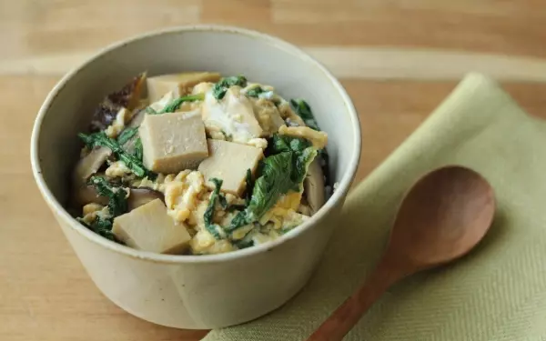 旬の春菊で大人などんぶりレシピ　 ～時短＆ヘルシー！ 春菊と高野豆腐の卵とじ丼～