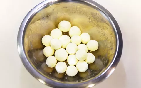 柚子とメープルが香る、ちょっとユニークな洋風みたらし団子