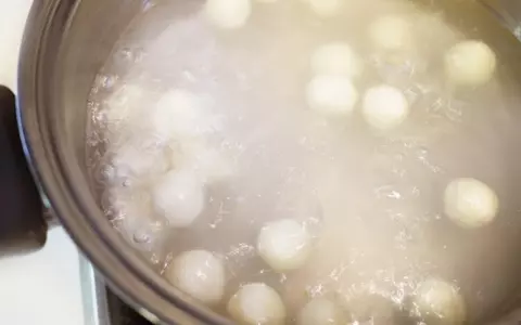 柚子とメープルが香る、ちょっとユニークな洋風みたらし団子