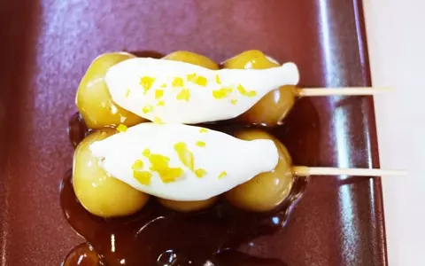 柚子とメープルが香る、ちょっとユニークな洋風みたらし団子