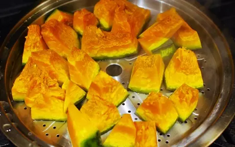 お手軽ハロウィンレシピ「かぼちゃのひとくちコロッケ」