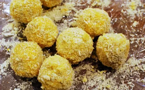 お手軽ハロウィンレシピ「かぼちゃのひとくちコロッケ」