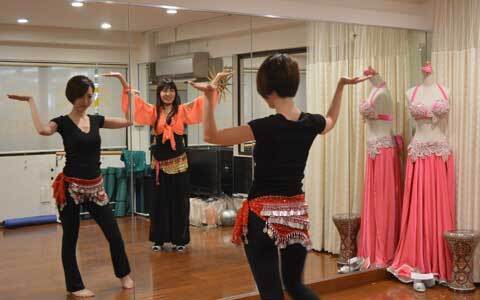 オンナらしさとくびれたウエストをゲット！　女性としての自信がつくベリーダンスを体験