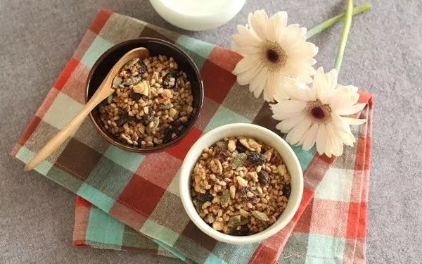 フライパンひとつでできる玄米グラノーラの作り方と美肌・ダイエットに嬉しいポイントを管理栄養士が解説