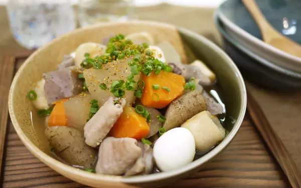 寒い日に彼と食べたい、日本酒にも合う熱々モツ煮