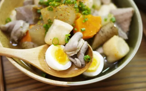 寒い日に彼と食べたい、日本酒にも合う熱々モツ煮