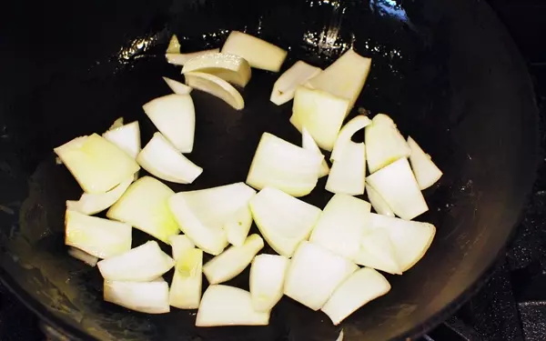 免疫力アップレシピ「まるごとニンニクとじゃがいもの味噌炒め」