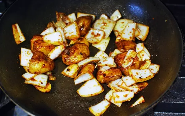 免疫力アップレシピ「まるごとニンニクとじゃがいもの味噌炒め」